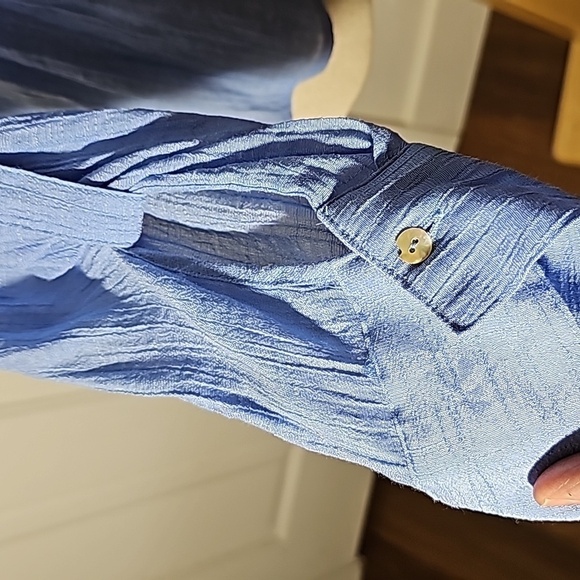 Zac & Rachel blouse size large periwinkle blue. Tab sleeves. - Picture 4 of 9